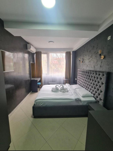 Others 1, Hotel Fama