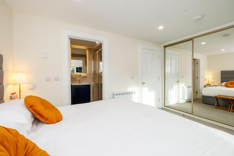Others 4, Sandbury Town House