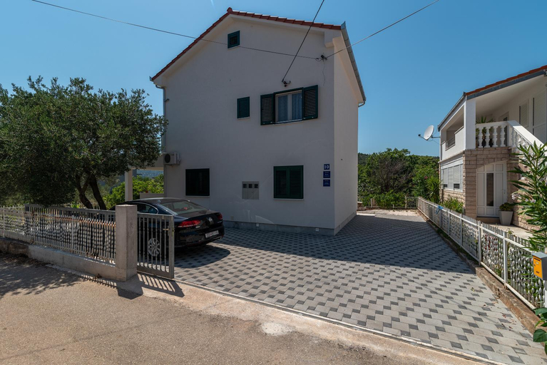 Others 2, Apartmani Lejla, Marina