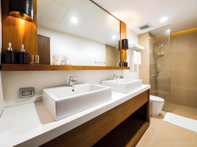 Bathroom, Huni Sicogon (Temporarily Closed) , Carles