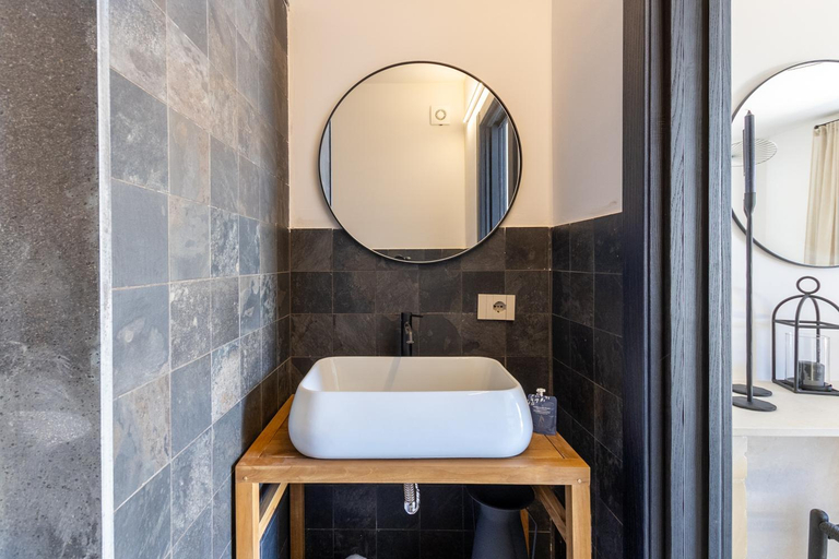 Bathroom 3, Cala Coralli, Syracuse