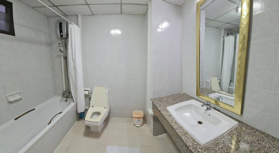 Bathroom 3, Baan Arthit, Wattana