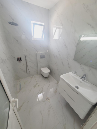 Bathroom 3, Vila Makla, Sarandës
