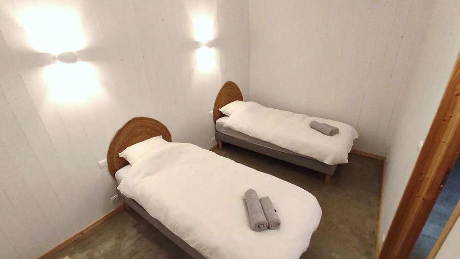 Bedroom 2, Abbaye Saint Gilbert, Allier