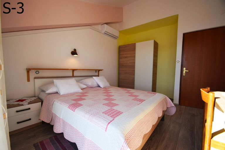 5, Apartments Mira, Starigrad