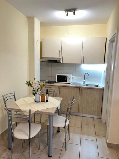 Others 3, Apartmani Frakic, Sali
