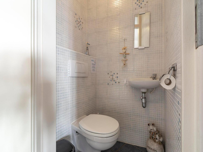 Bathroom 2, Wijde Blick 205 apartment with balcony, Zijpe