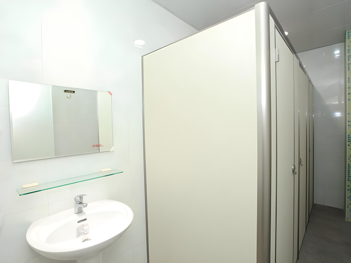 Bathroom 3, Bears Line Hostel, Hualien