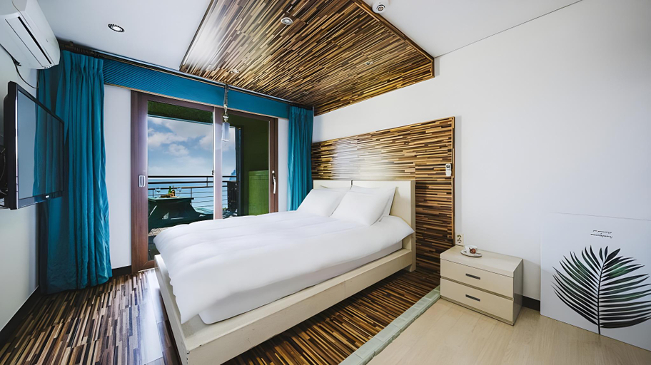 Bedroom 2, Geoje The Beach Pension A, Geoje