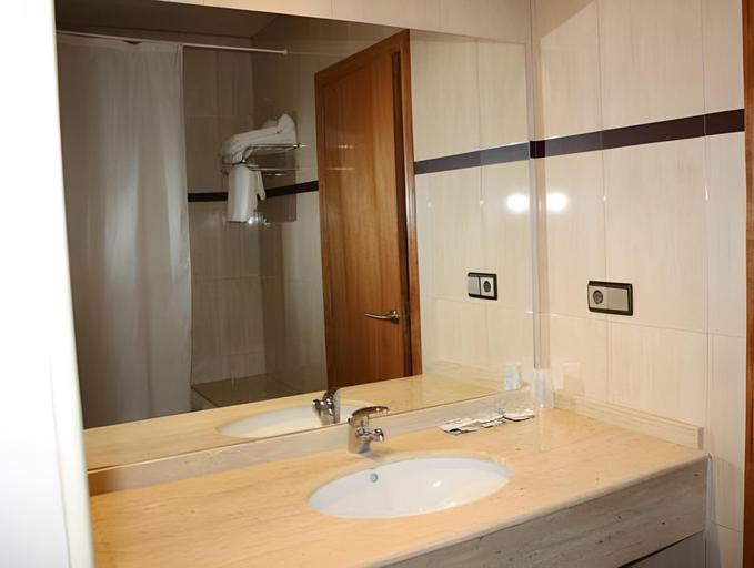 Bathroom 4, Savoy, Alicante