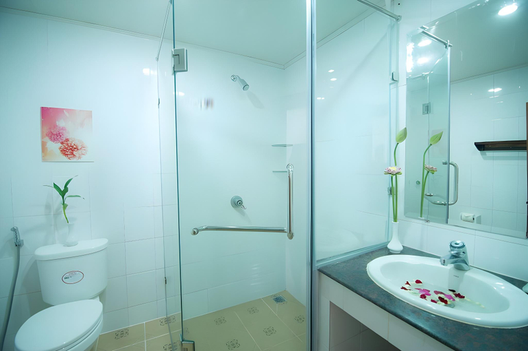 Bathroom 4, Reaksmey Chanreas Hotel, Siem Reap