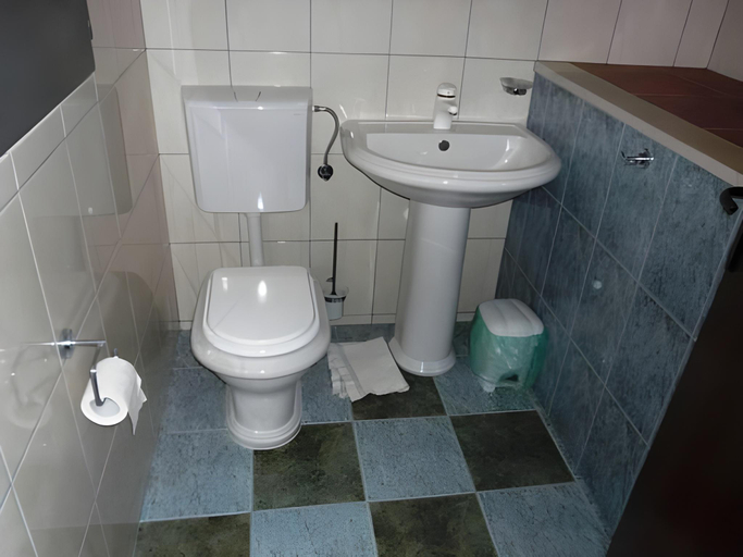 Bathroom 5, Apartments and Rooms Villa Mir, Pojezerje