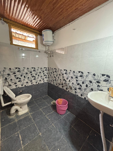 Bathroom 3, Moksha Cafe & Cottages, Kullu
