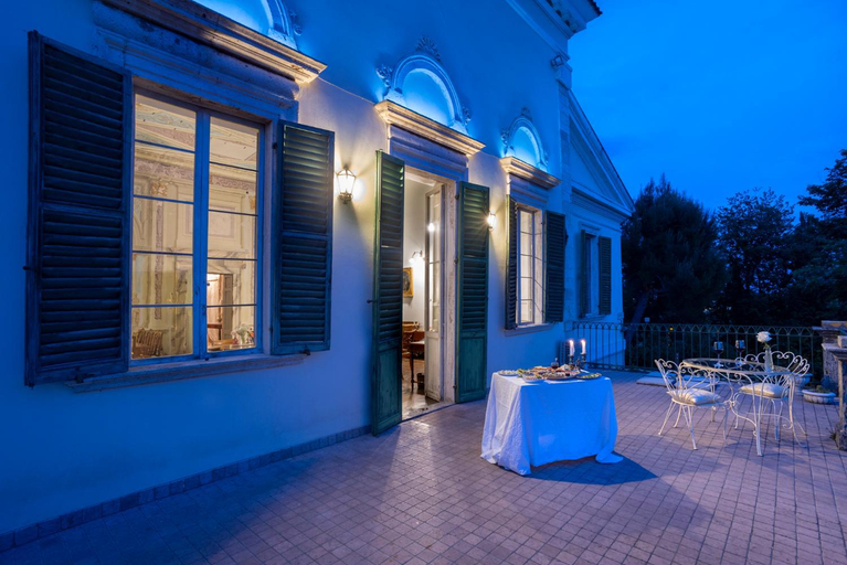 Exterior & Views
