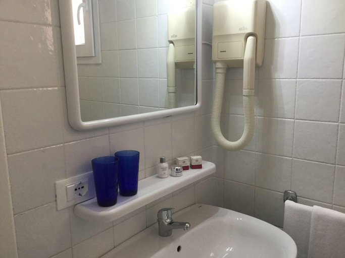 Bathroom 3, Hotel La Maison, Venezia