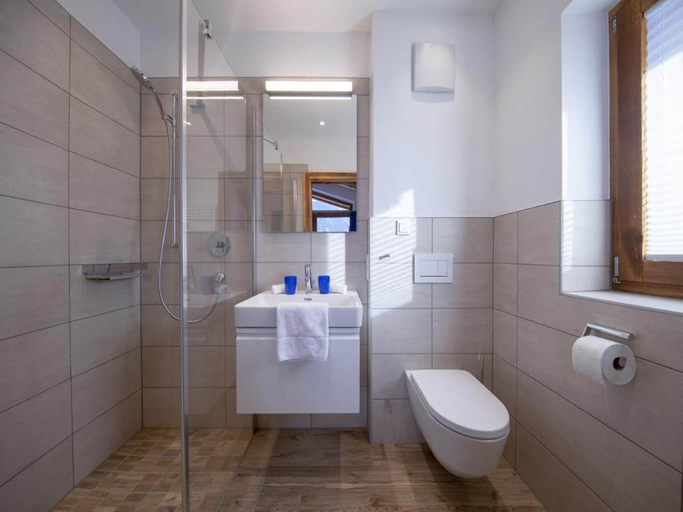 Bathroom 3, Alpine Chalet with Ski-In Access, Zell am See
