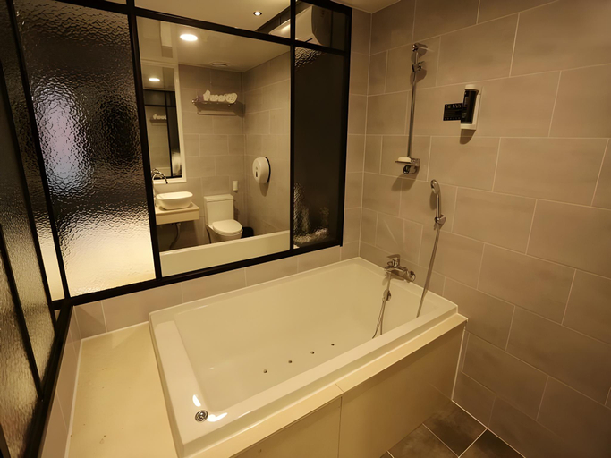 Bathroom 3, Hotel CoCo, Dong