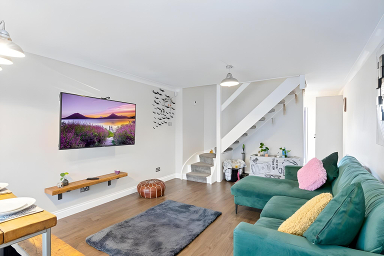 Others 4, Welling, Modern 2 Bed House, Free Parking & Wifi, London