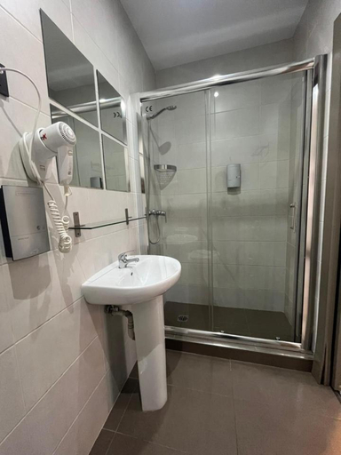 Bathroom 4, Fuencarral Rooms, Madrid
