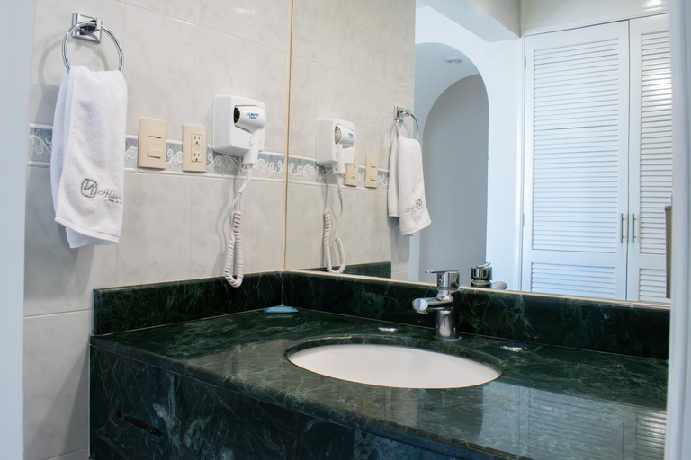 Bathroom 3, Hotel Aliana, Salamanca