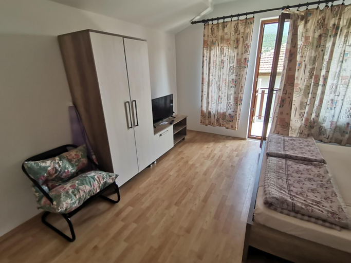 Others 4, Guesthouse Zimovski
