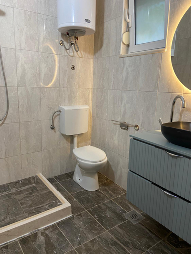 Bathroom 4, Montebello Inn apartments