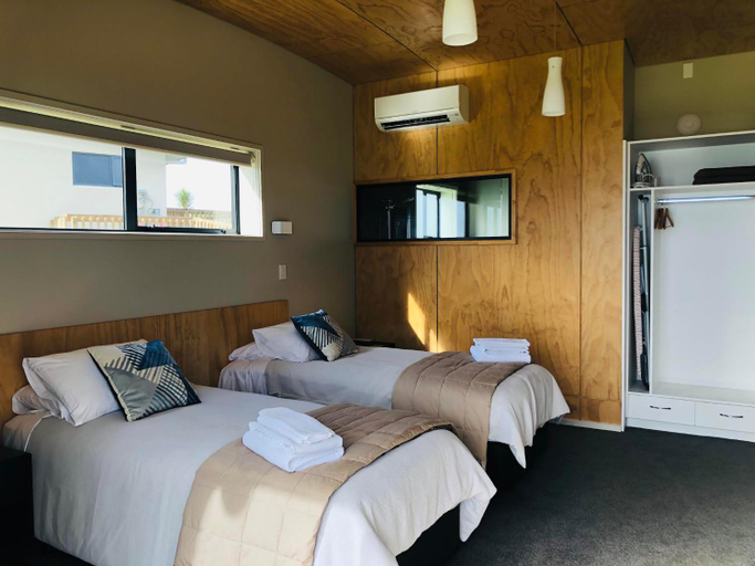 Bedroom, Chalets at Okurukuru, New Plymouth