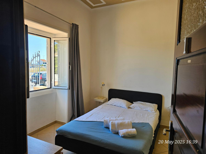 4, Blife Salinya private rooms at N125, Olhão