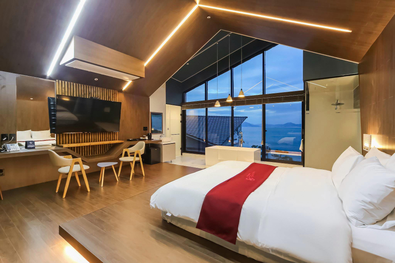 Bedroom 3, Gyeongnam goseong Hotel With7, Goseong