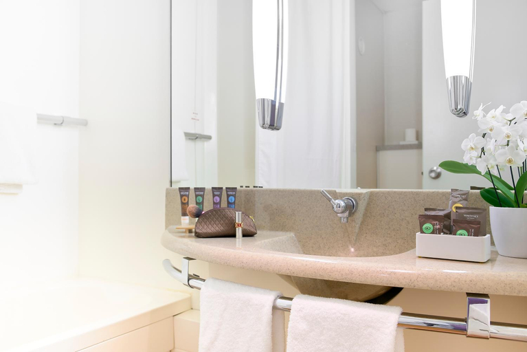 Bathroom 5, Novotel Torino Corso Giulio Cesare, Torino