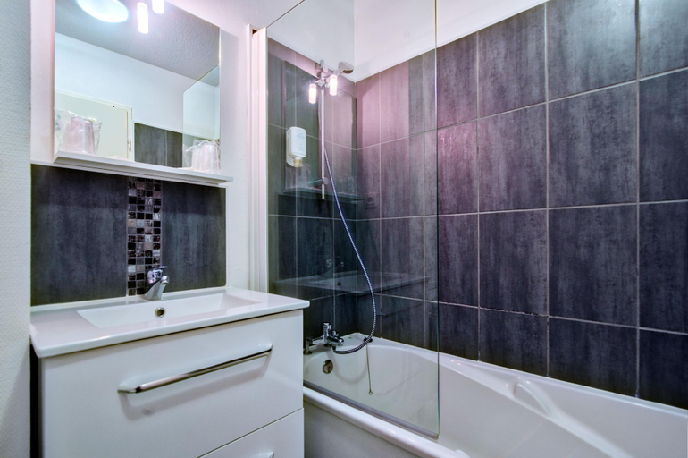 Bathroom 4, Zenitude Hotel-Residences Bordeaux Aéroport, Gironde