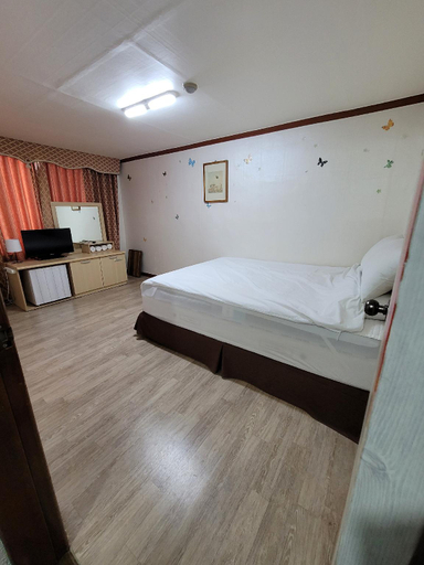 Bedroom 3, The Red House, Sokcho