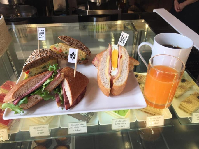 Food & Drinks 5, White House Asoke Sukhumvit 18, Wattana