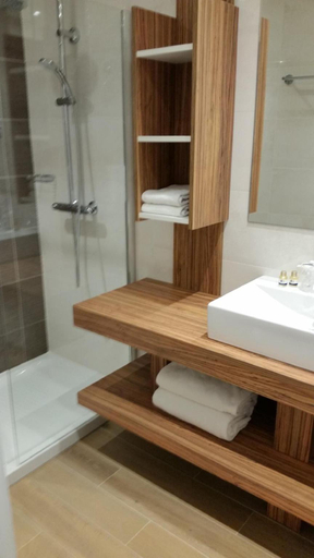 Bathroom 4, The Originals Residence, Les Strélitzias, Antibes, Alpes-Maritimes