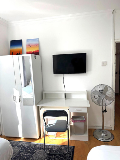 Facilities 2, Budget Grey House, London