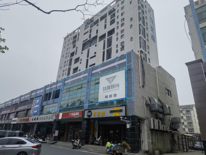 Exterior & Views