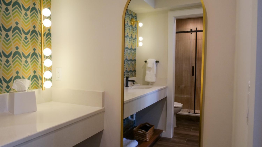 Bathroom 4, Oceaneer Hotel, New Hanover