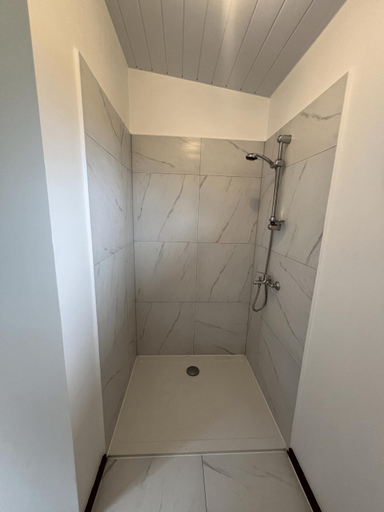 Shower, Hava'i Lodge