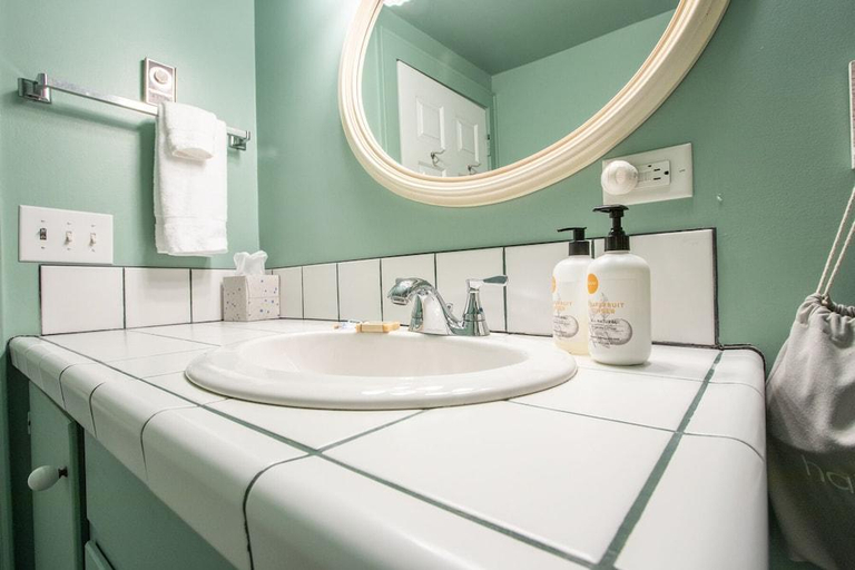 Bathroom 3, The Oaks Victorian Inn, Montgomery