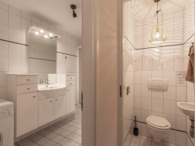 Bathroom 2, Wijde Blick 310 apartment near Callanstoog beach, Zijpe