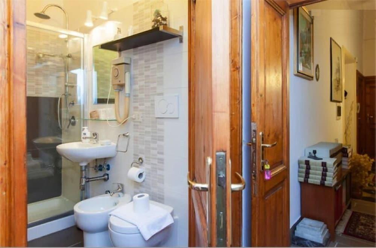 Bathroom 5, B&B La Dolce Vita, Rome