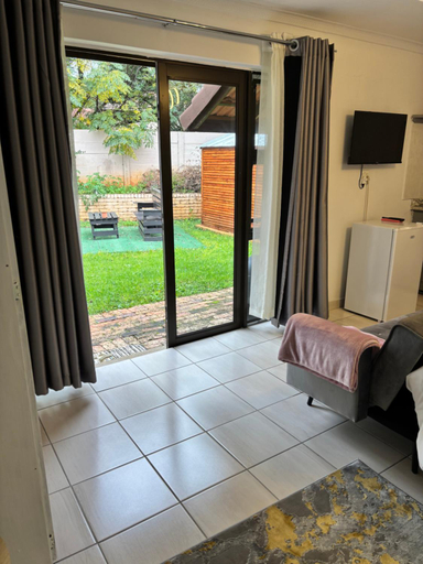 Others 3, West Cottage, City of Johannesburg
