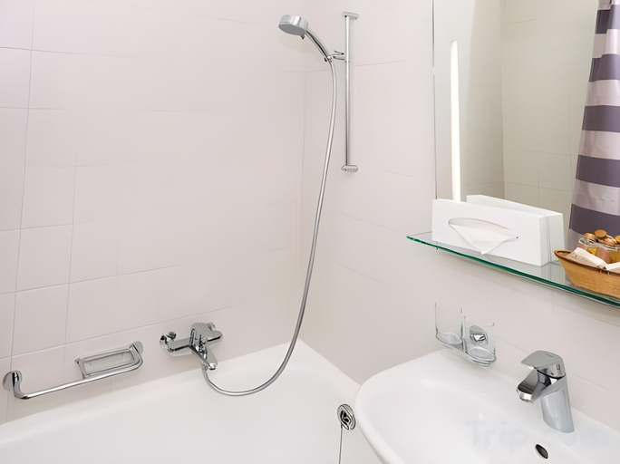 Bathroom 4, Hotel Les Nations, Genève