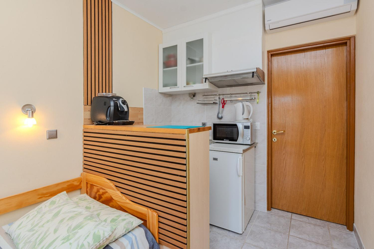 Others 5, Apartments Jozef, Vir