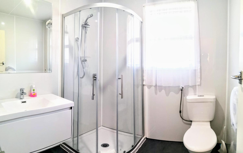 Bathroom 3, Cambrian Lodge Motel, Waipa