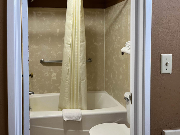 Bathroom, Studio 6 Millington, TN, Shelby