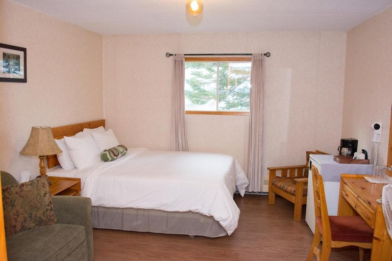 Bedroom 2, Mayflower Inn, Division No. 9