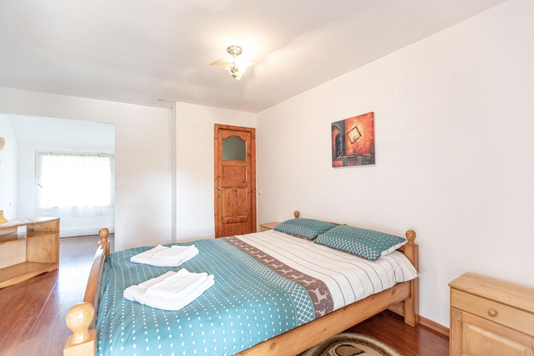 Bedroom 2, Casa Mihai, Tarlungeni
