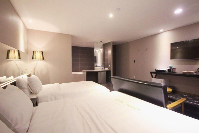 Bedroom 4, Paradise Hotel, Gunsan