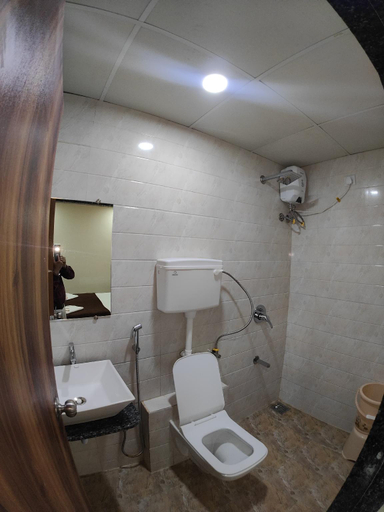 Bathroom 2, hotel samruddhi residensy, Jamnagar